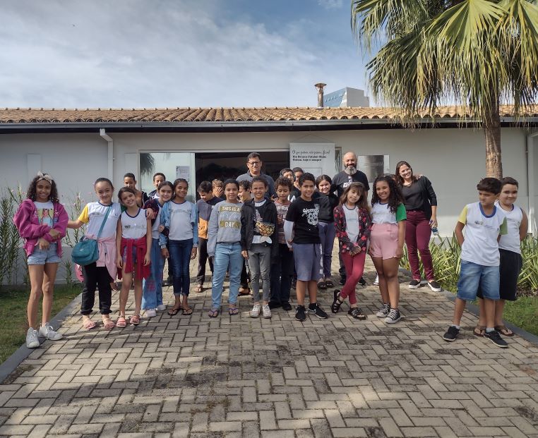 api-modulos/fotos/img/galeria_cat_culturais_493/493/12516/VISITA GUIADA DA ESCOLA MUNICIPAL MÉRCIA MARIA DA SILVA CHAVES, PROF. KELLEN, 5º ANO, 10.05.023 (17).jpg